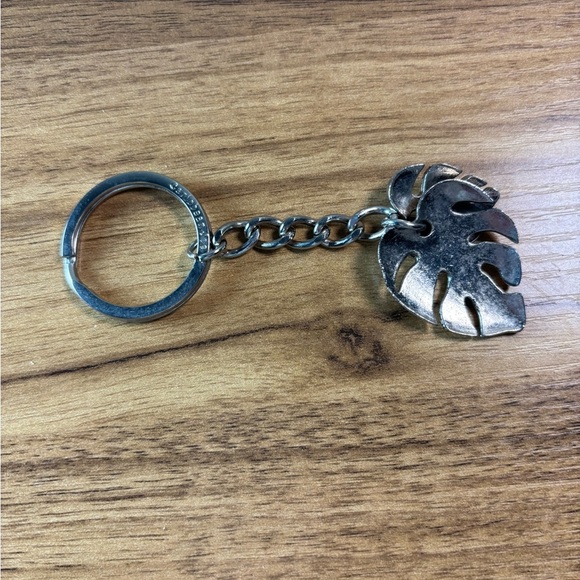 Caribbean Joe Tropical Hawaiian Monstera Palm Leaf Shaped Metal Keychain Keyring - Picture 5 of 7